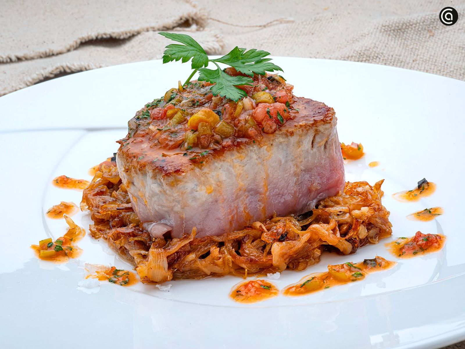 Bonito con compota de cebolla