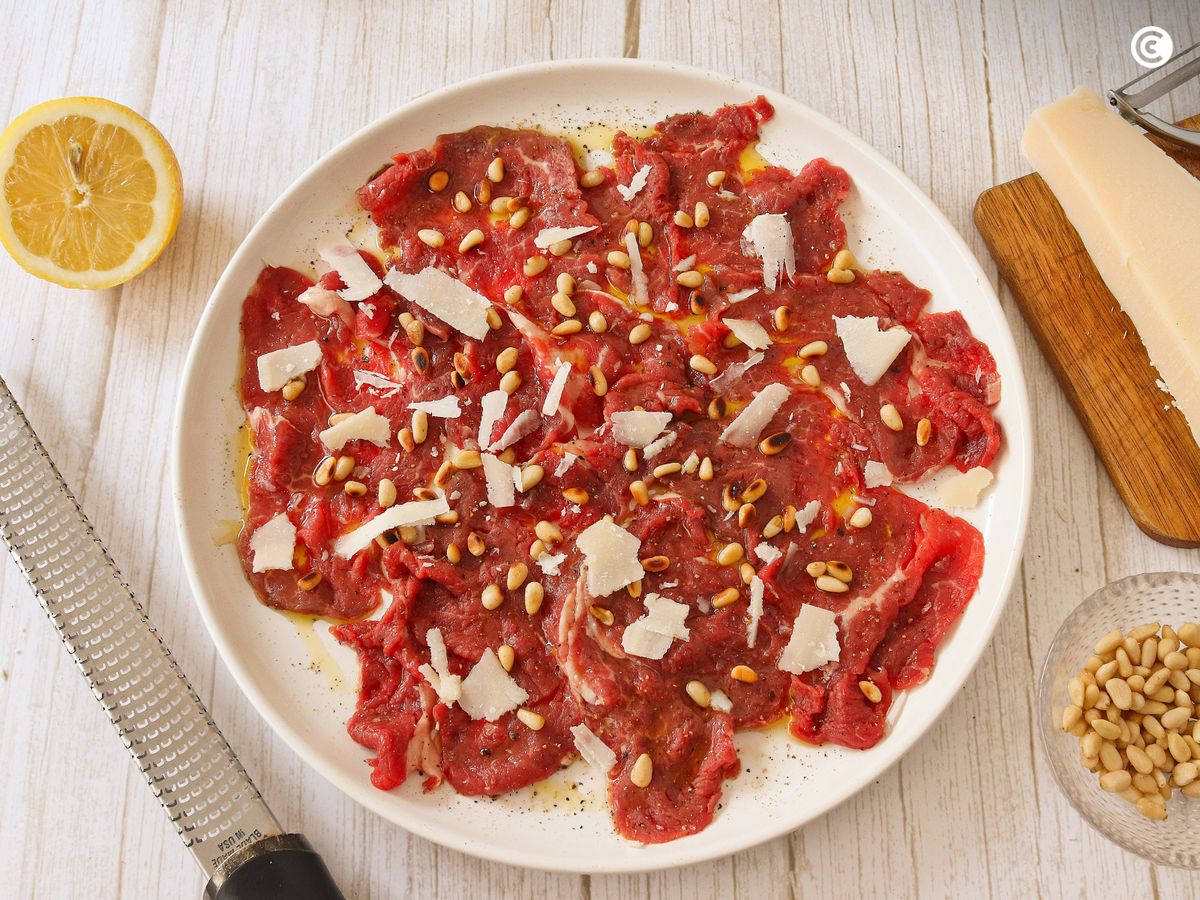 Añade los piñones y las lascas de queso parmesano