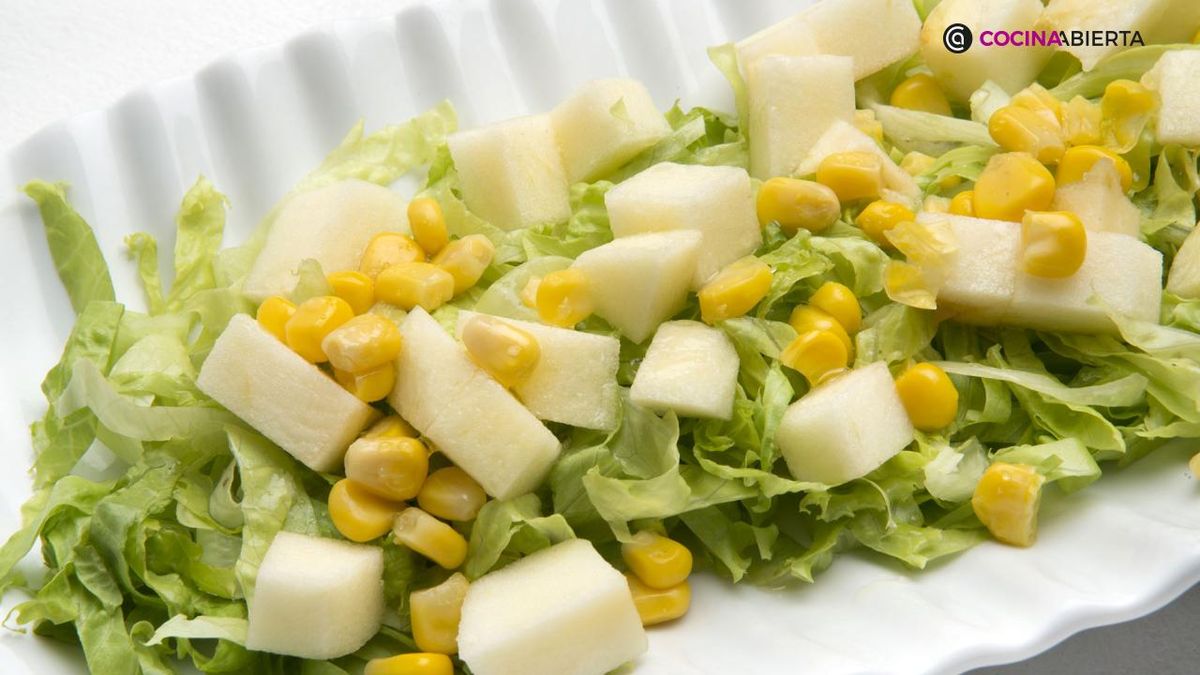 La ensalada de manzana y lechuga es una guarnición perfecta para carnes y pescados