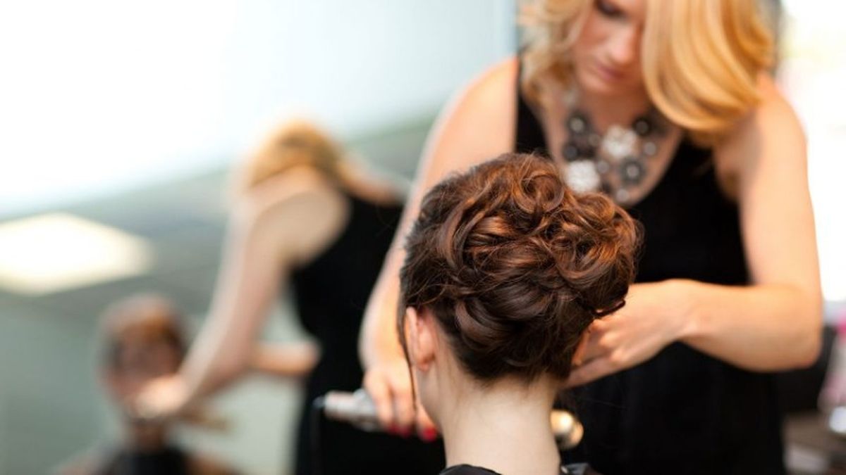 Puedes adaptar el moño con bucles a tu estilo y gusto personal