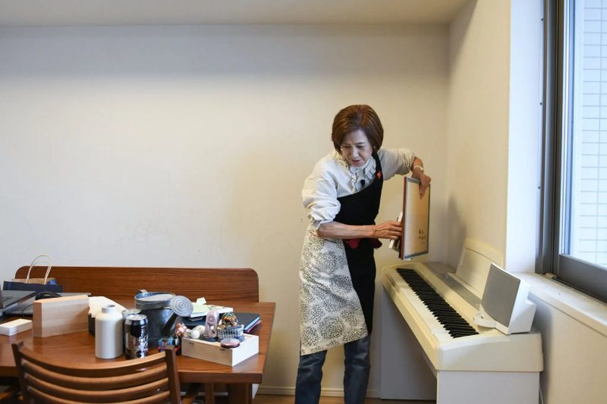 Hideko Yamashita organizando un salón / Fotografía: The New York Times