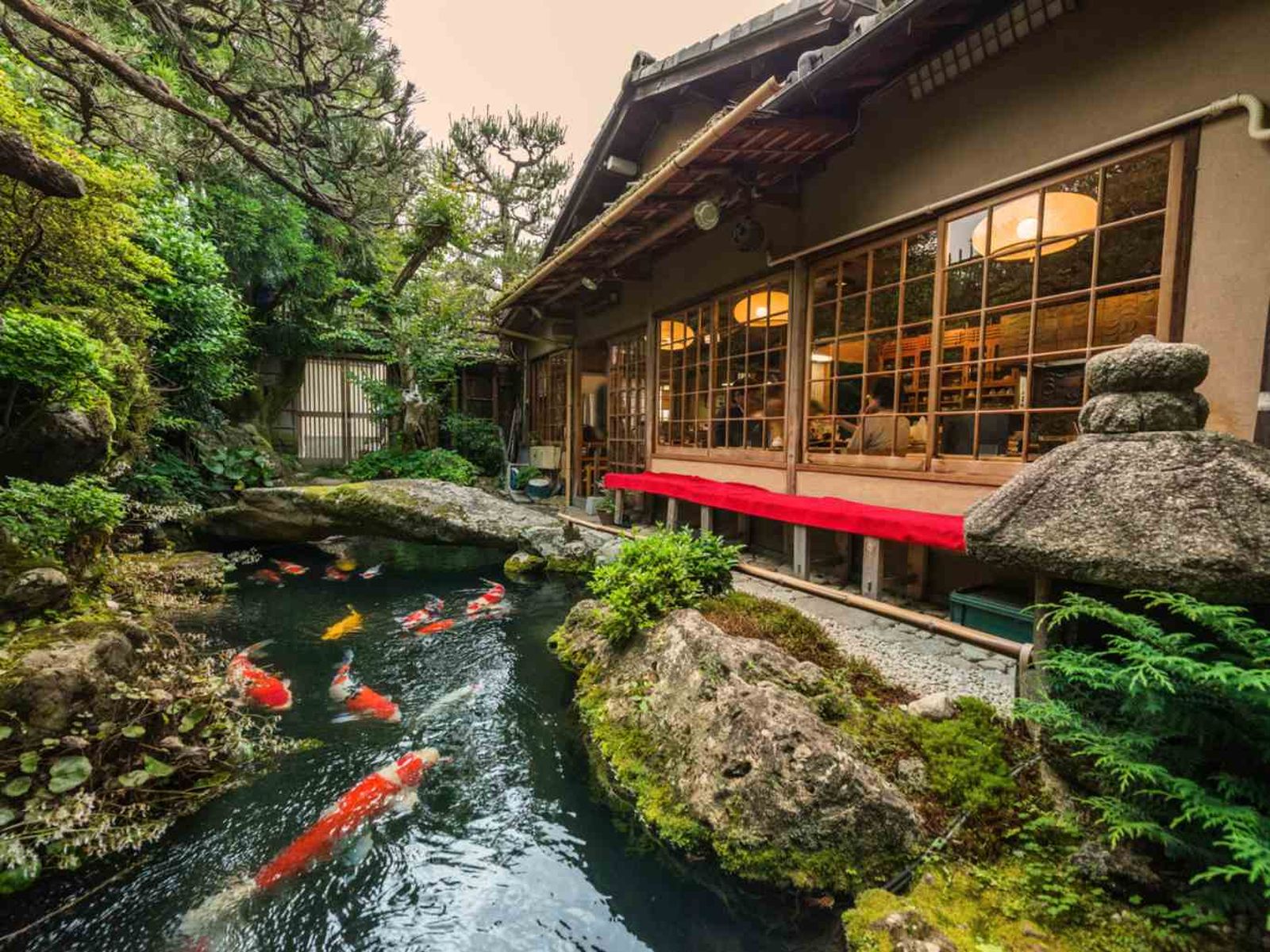 Estanque Koi japonés tradicional en Kioto, Japón. Estanque Koi japonés tradicional en Kioto, Japón.