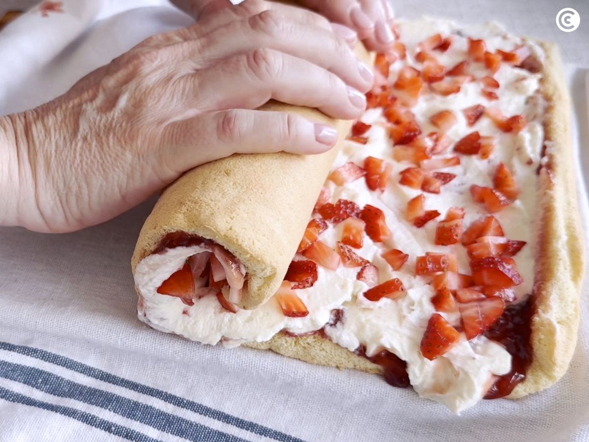 Rellenar con nata y fresas el brazo de gitano