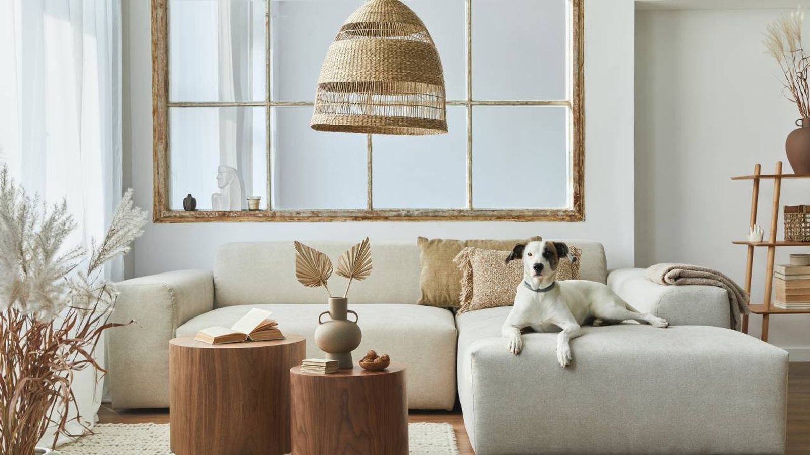 Salón moderno con lámpara de techo de fibras naturales. Salón moderno con lámpara de techo de fibras naturales.