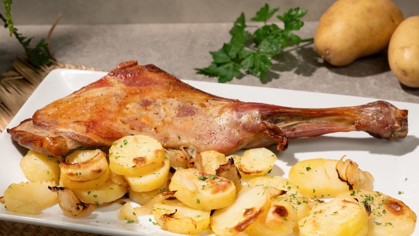 Paletilla de cordero al horno con patatas panadera, receta fácil de Joseba Arguiñano