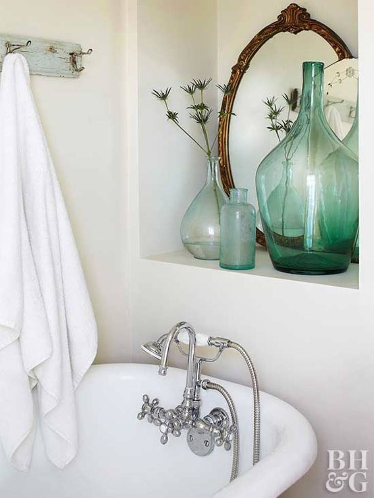 Baño elegante decorado con damajuanas.