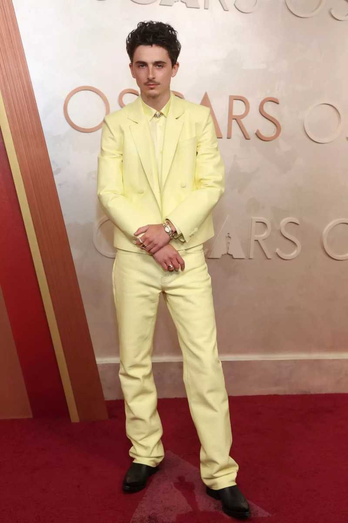 Timothée Chalamet en los Oscar 2025 vistiendo un total look amarillo firmado por Givenchy.