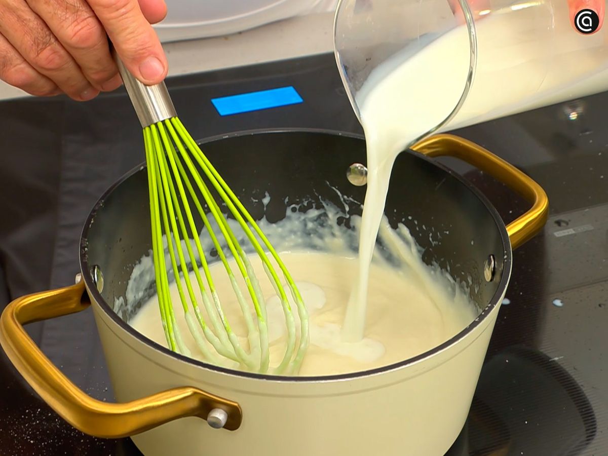 Haz la bechamel con mantequilla hasta que espese