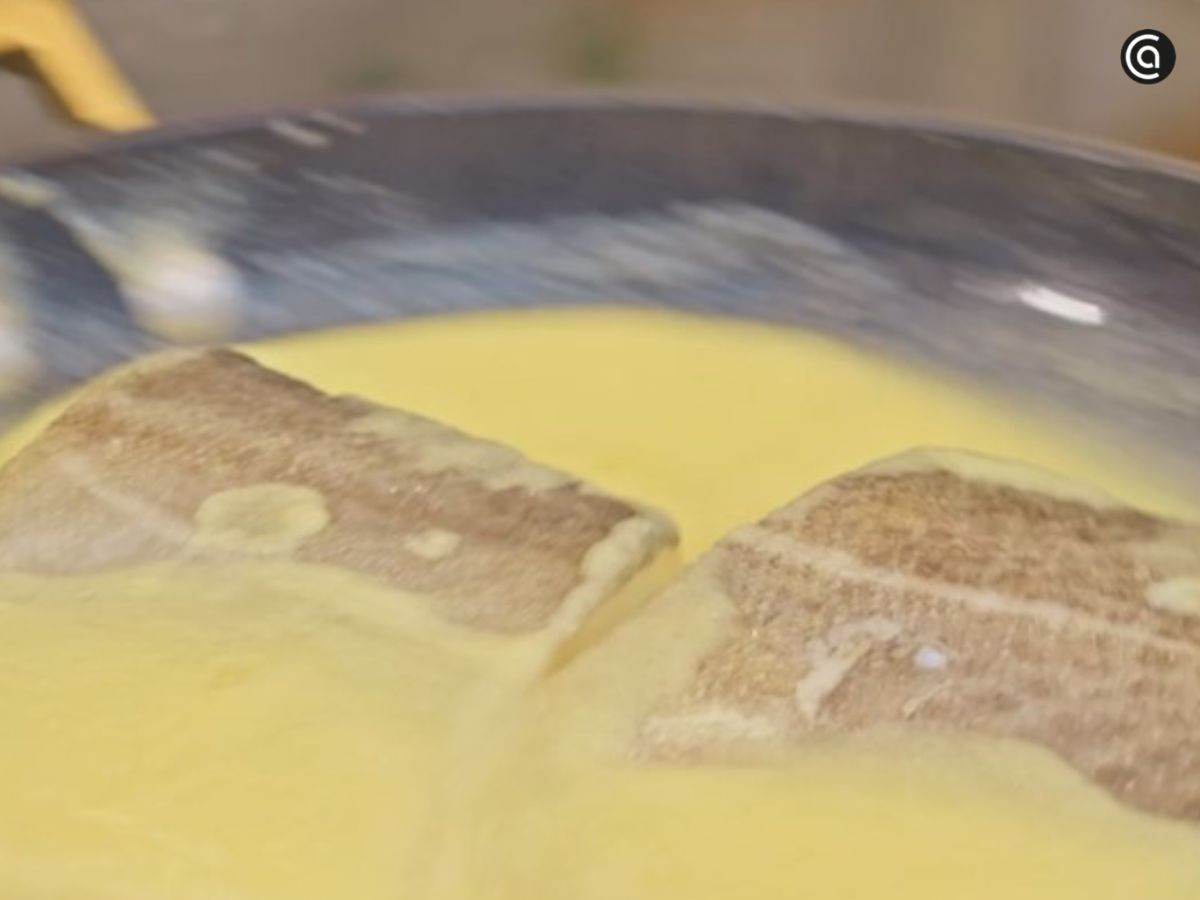 Las tajadas de bacalao vuelven a la cazuela para calentarse y terminar de integrarse con la salsa.