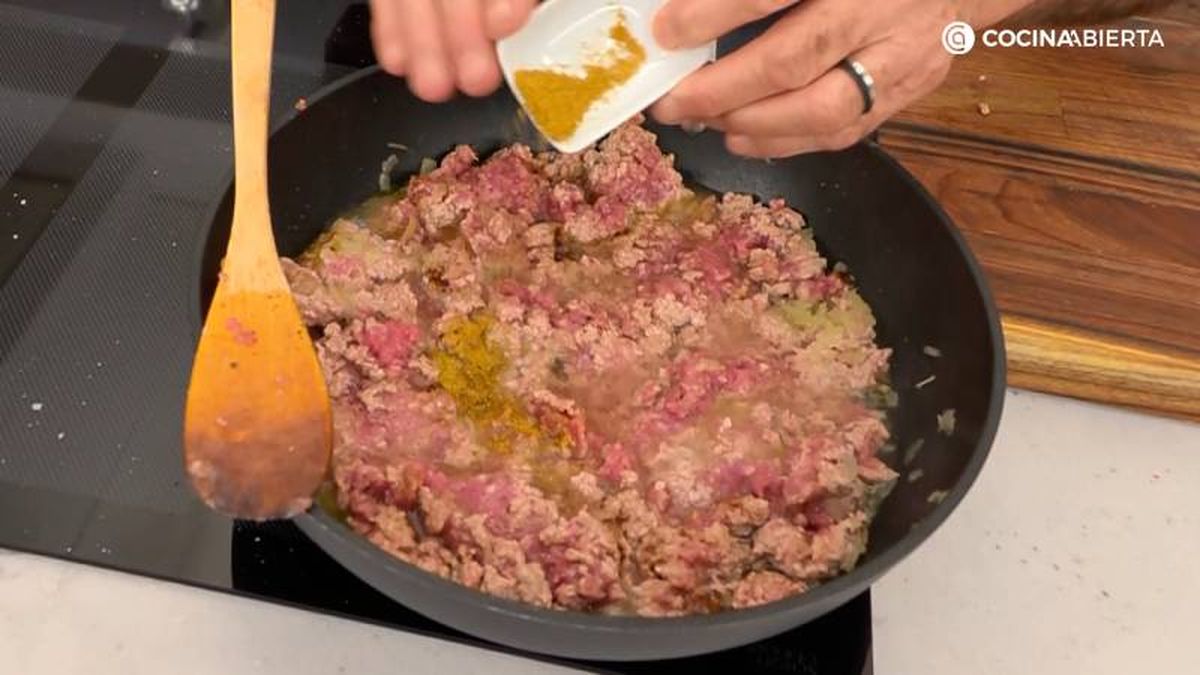 Rehoga la cebolla y cocina la carne picada con agua y comino