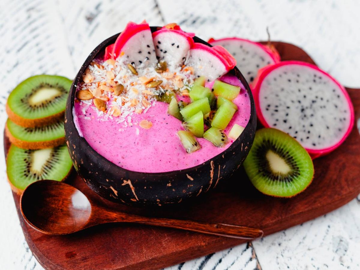 La pitaya se come fresca sola o en ensaladas, batidos y bowls