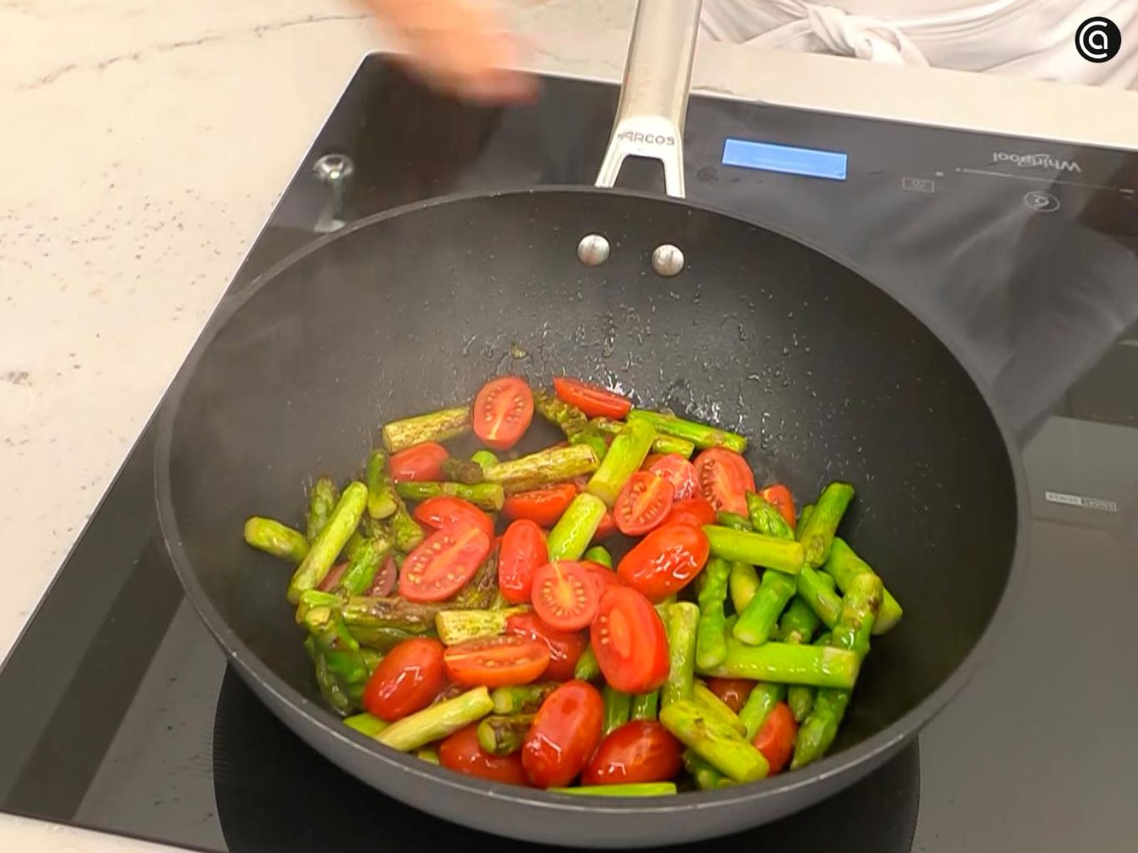 Añade los tomates cortados Añade los tomates cortados