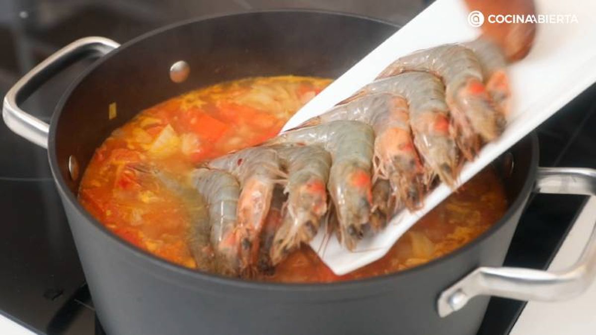 Retira los mejillones y añade los langostinos frescos