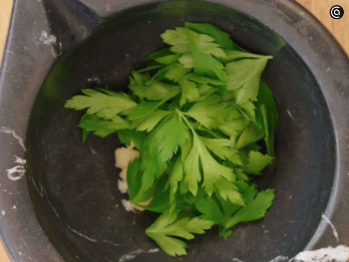 Machacamos el ajo y el perejil en el mortero para preparar el majado aromático.
