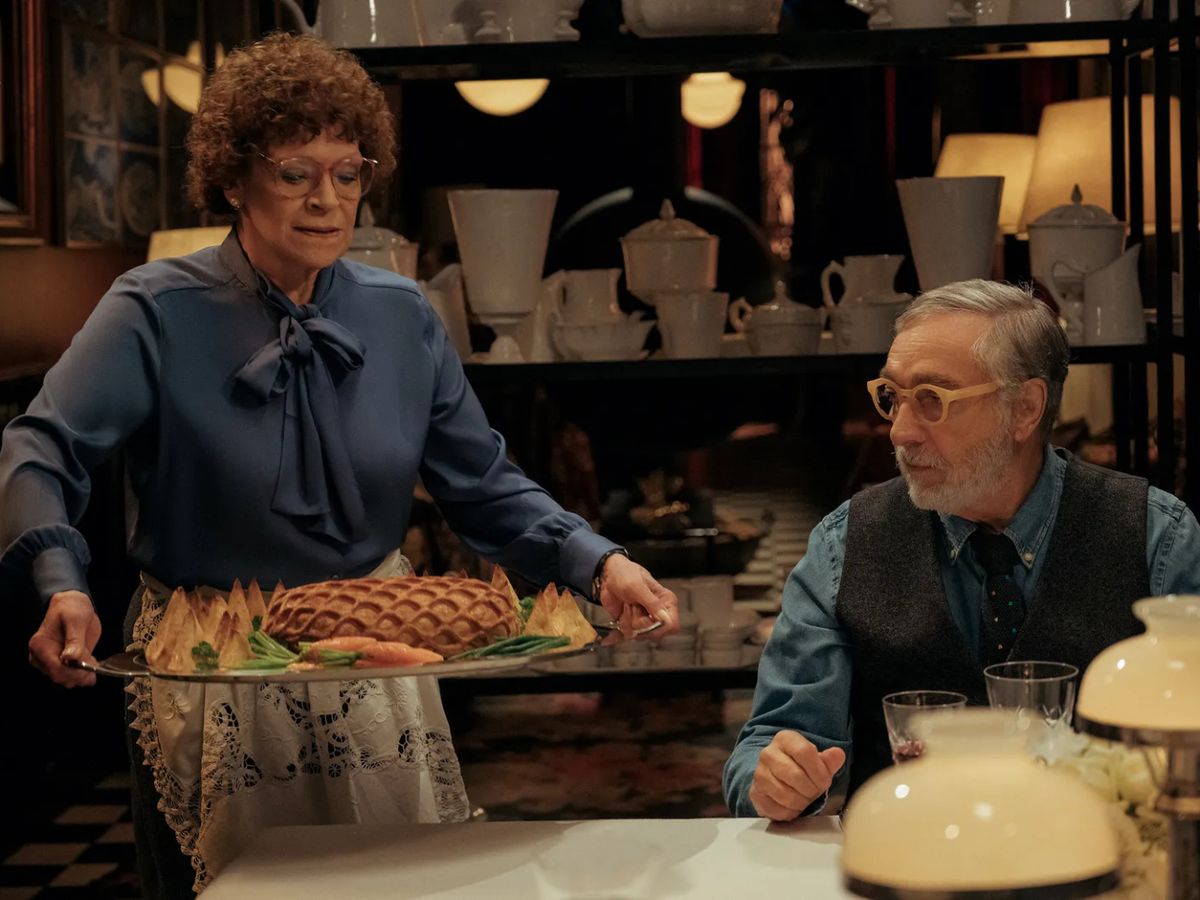 En Nada, la vida de Manuel cambia tras la muerte de su cocinera de toda la vida, lo que lo lleva a enfrentarse por primera vez a los fogones.