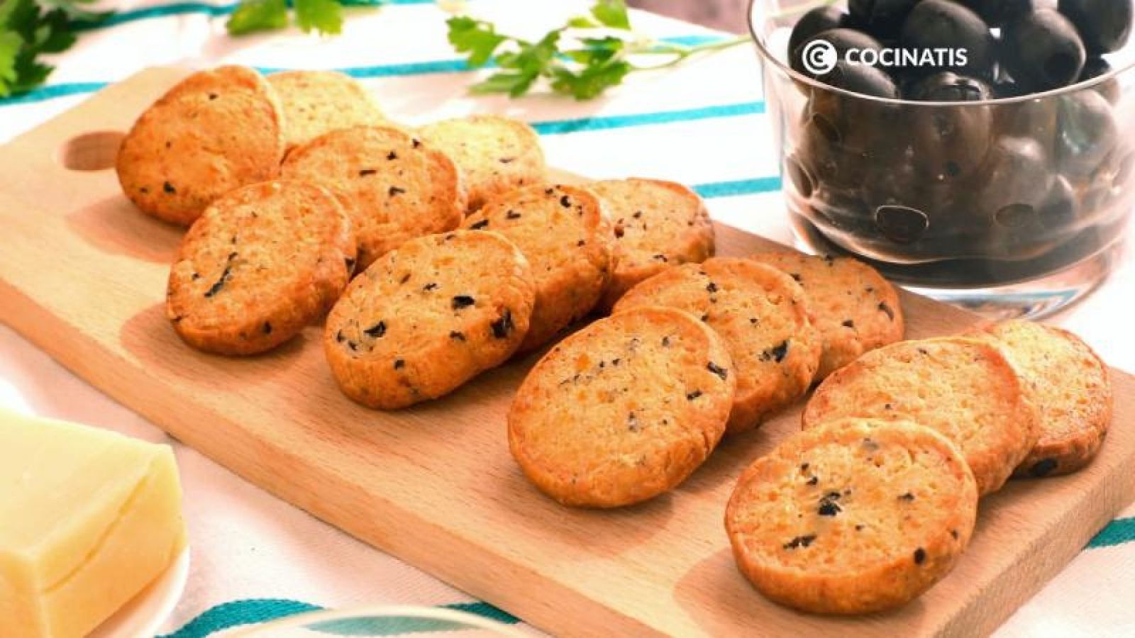 Sirve las galletas saladas de aceitunas negras y queso Sirve las galletas saladas de aceitunas negras y queso
