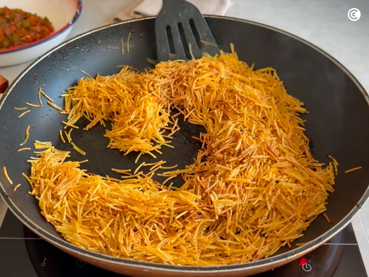Tuesta los fideos para fideuá