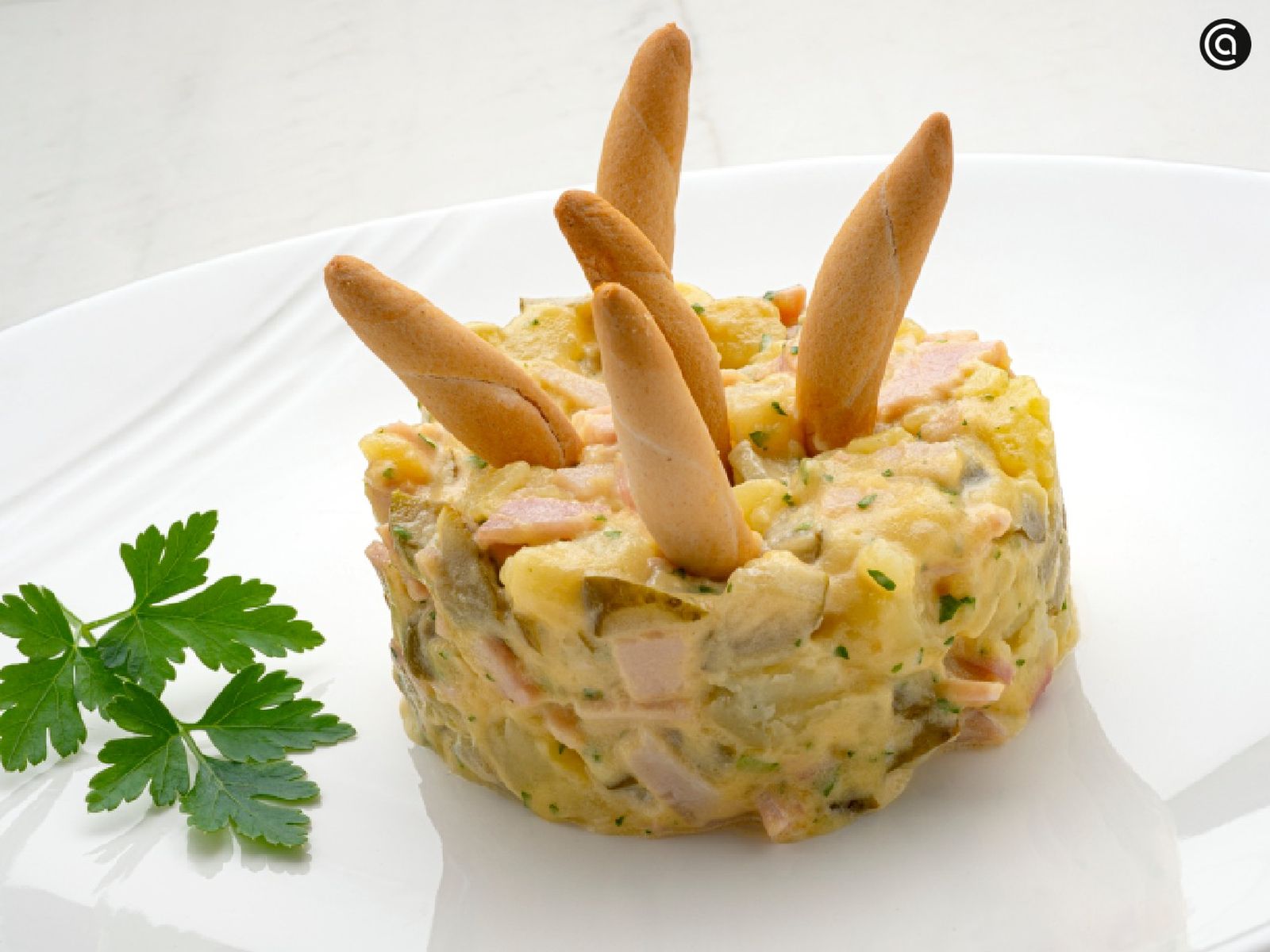Ensaladilla de patata, jamón cocido y pepinillos con picos, receta de Karlos Arguiñano