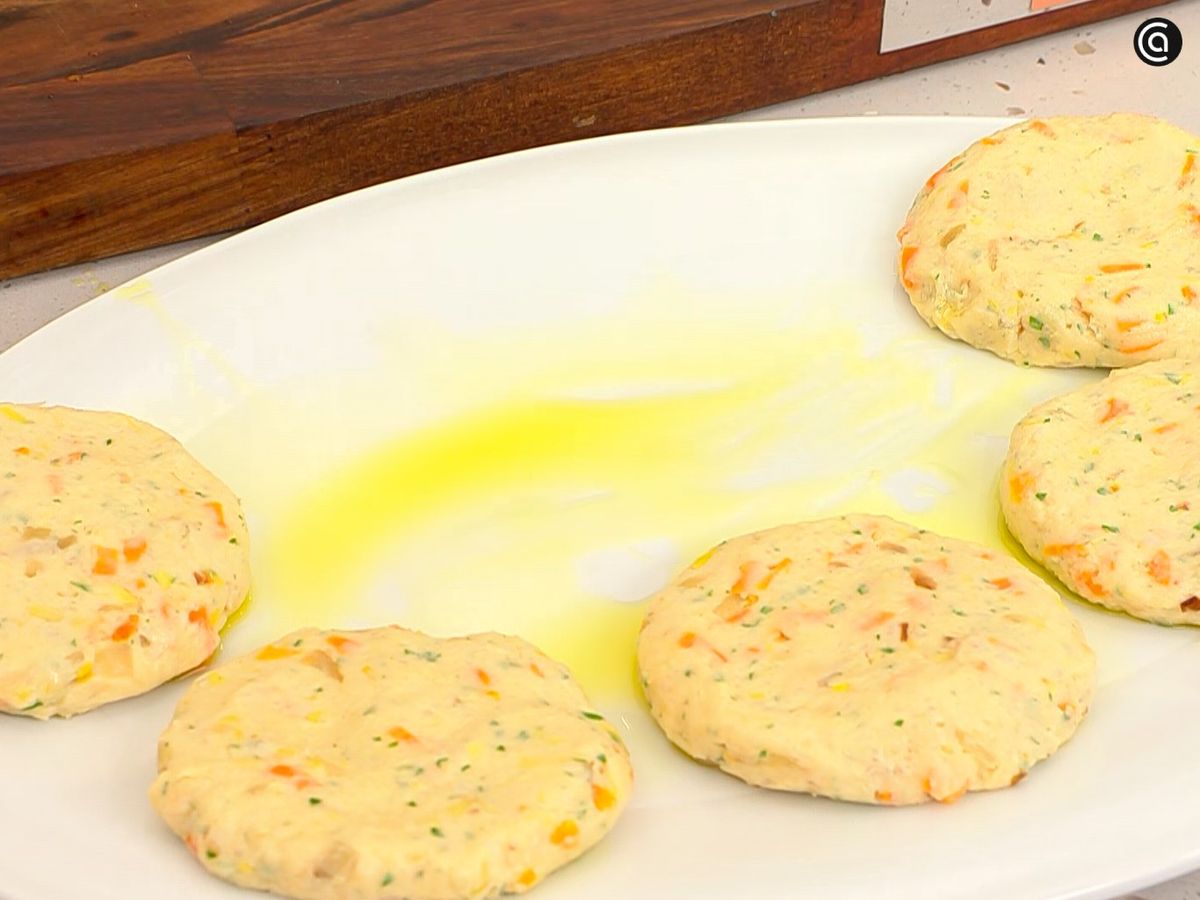 Forma discos con la masa de alubias para hacer las hamburguesas