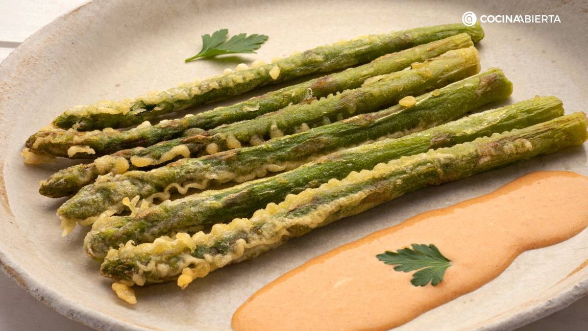 Espárragos verdes tempura con salsa brava