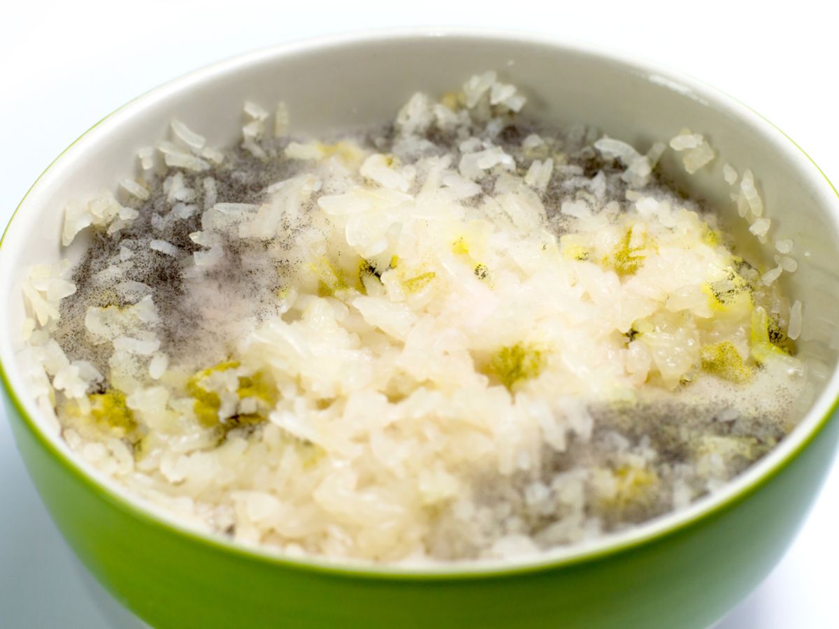 Así luce el arroz cocido cuando ha pasado demasiado tiempo en la nevera: moho visible y señales claras de deterioro.