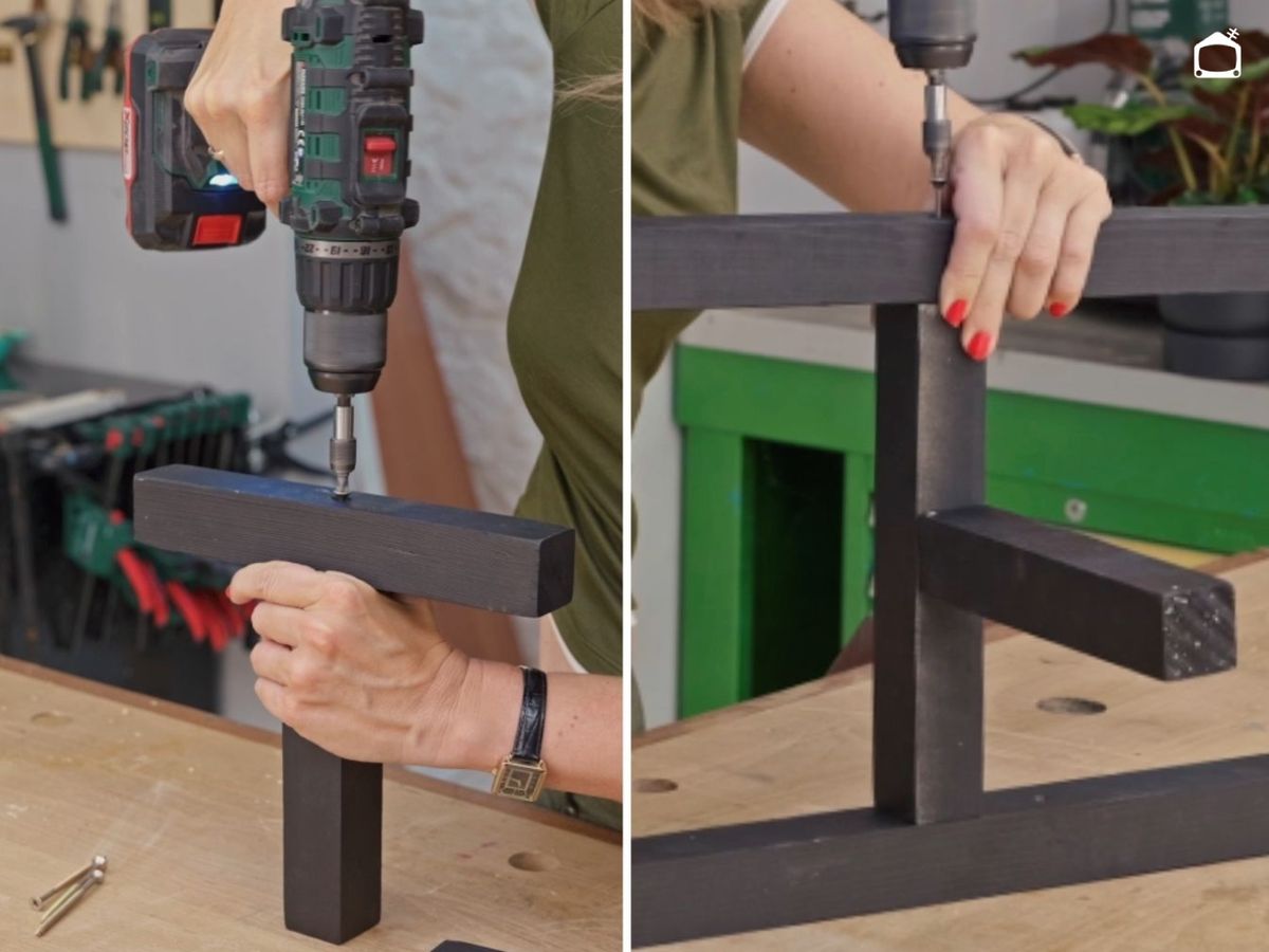 Une las patas del expositor para plantas con los travesaños