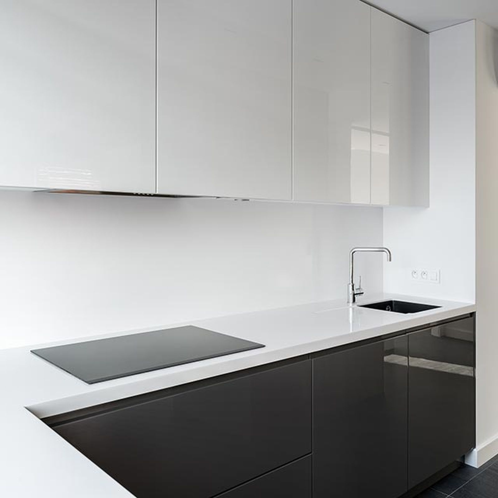 cocina blanca y negra muebles brillo 1