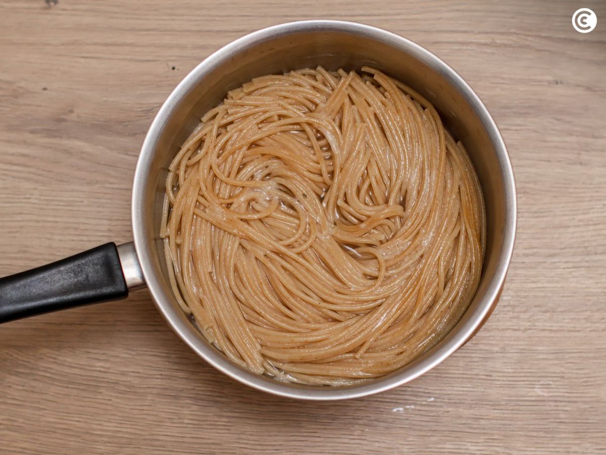 Espaguetis cocidos para hacer con champiñones