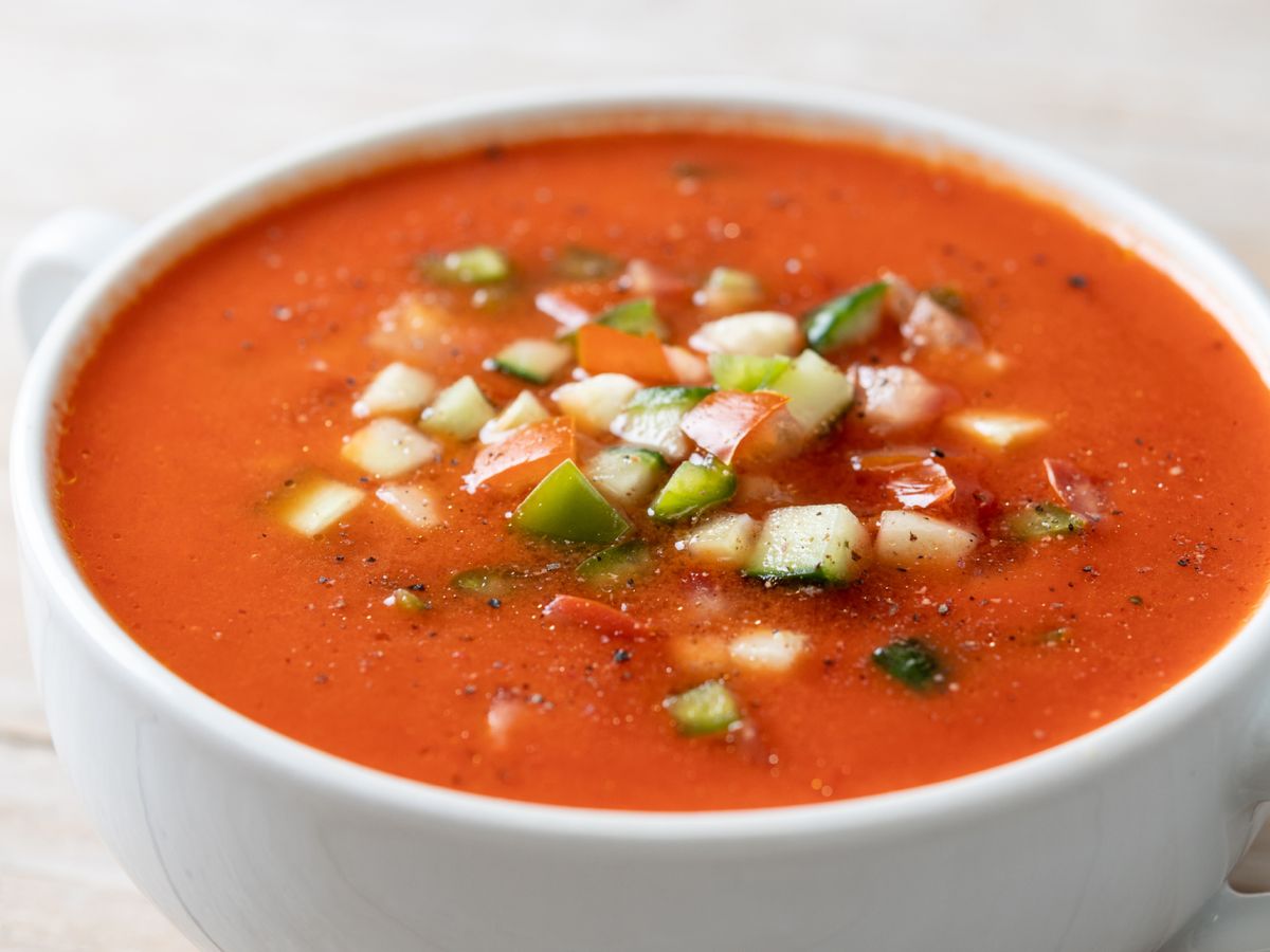 Gazpacho andaluz casero: listo para refrescarte incluso tras pasar por el congelador.