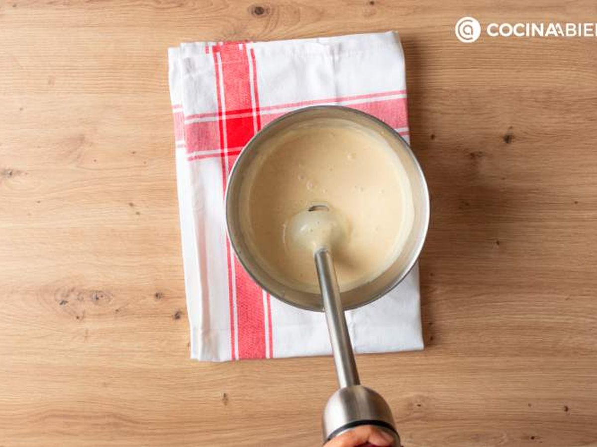 Mezcla los ingredientes para hacer la masa