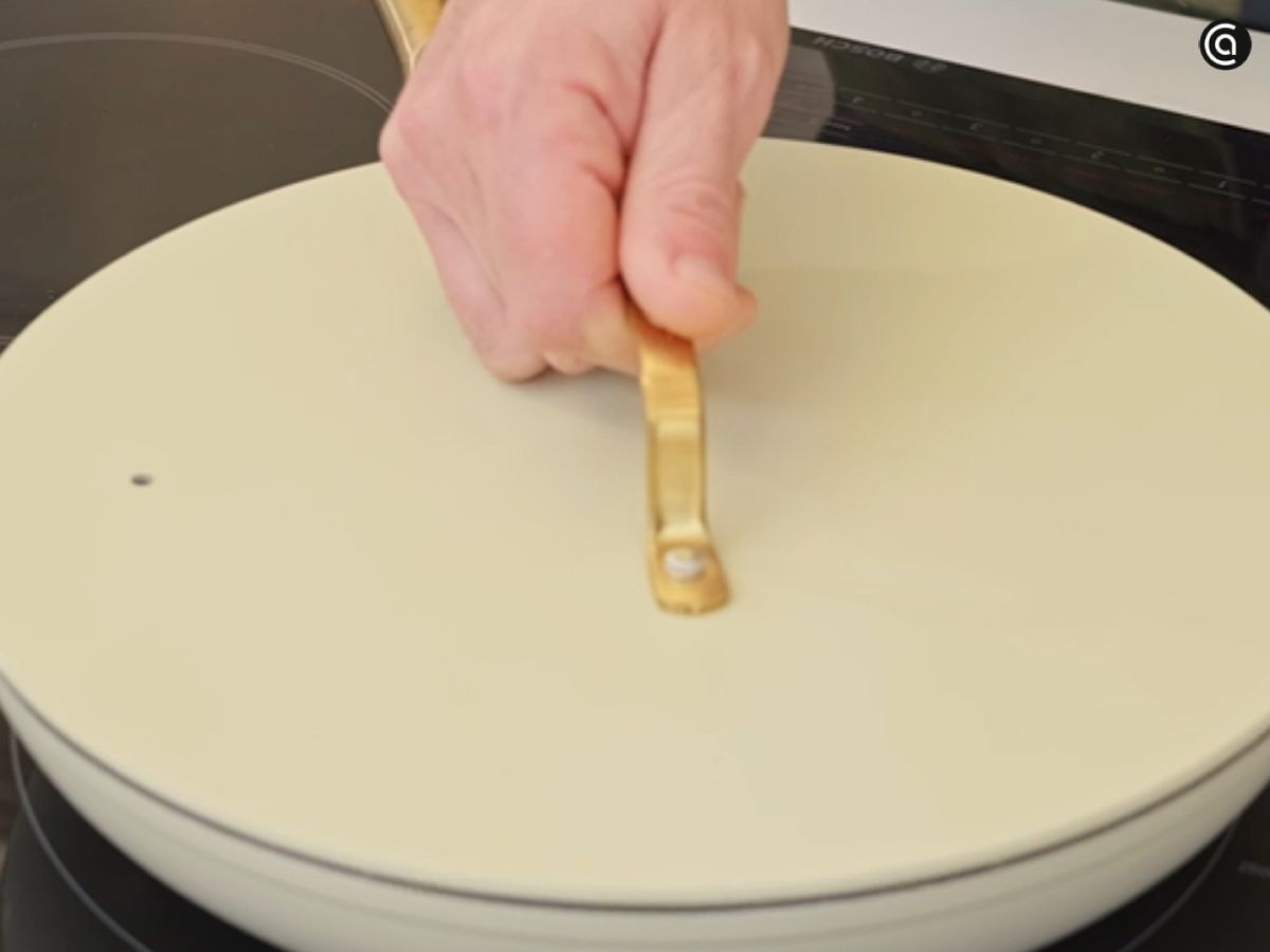 Se tapa la sartén para que las almejas se abran con el vapor de la cocción.