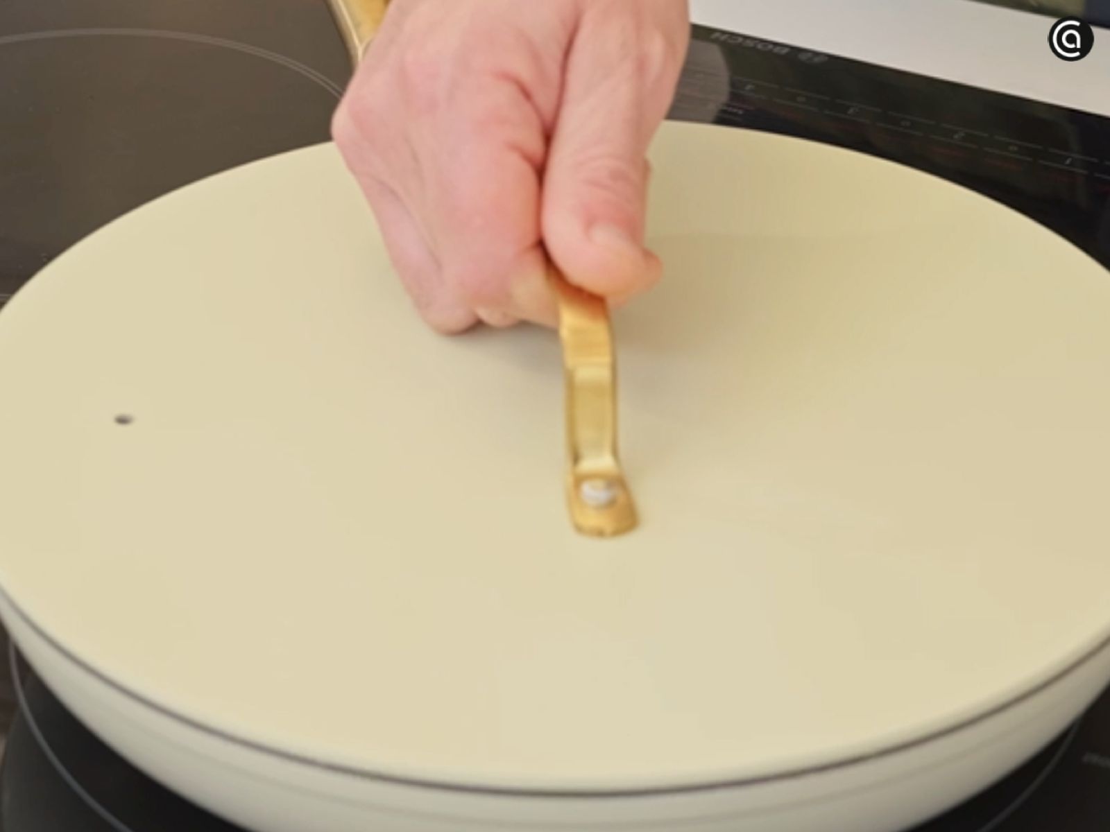 Se tapa la sartén para que las almejas se abran con el vapor de la cocción.