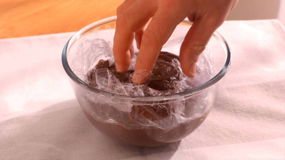Deja enfriar la crema de chocolate en la nevera, cubierta con papel film, para lograr una textura perfecta