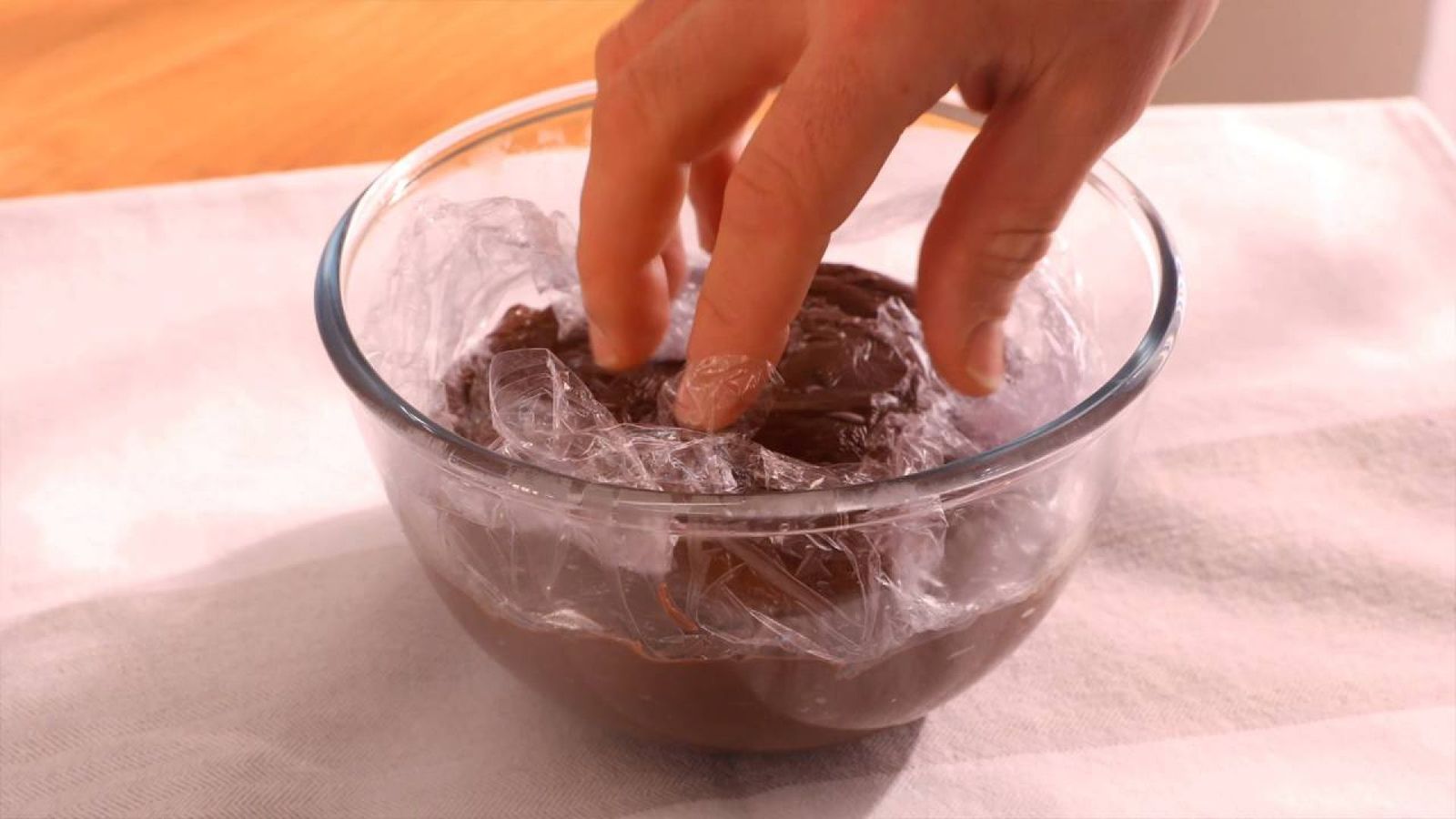 Deja enfriar la crema de chocolate en la nevera, cubierta con papel film, para lograr una textura perfecta Deja enfriar la crema de chocolate en la nevera, cubierta con papel film, para lograr una textura perfecta