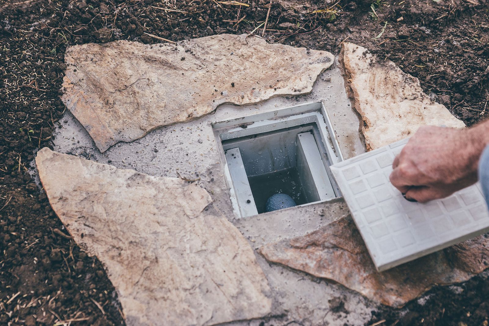 Cómo instalar un desagüe y una arqueta en el jardín paso 13