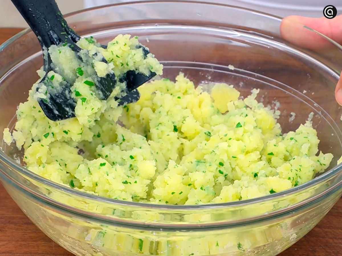 Puré de patata casero para acompañar los nuggets de merluza y garbanzos