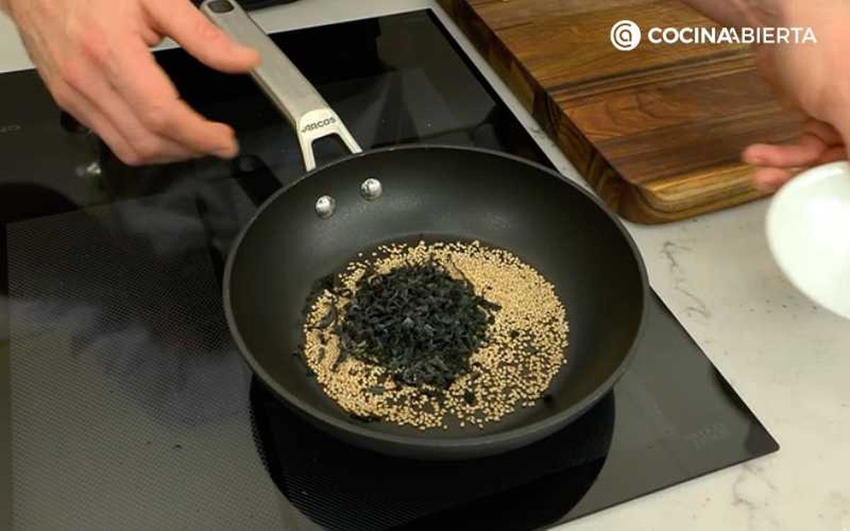 Saltea las semillas de sésamo y el alga wakame