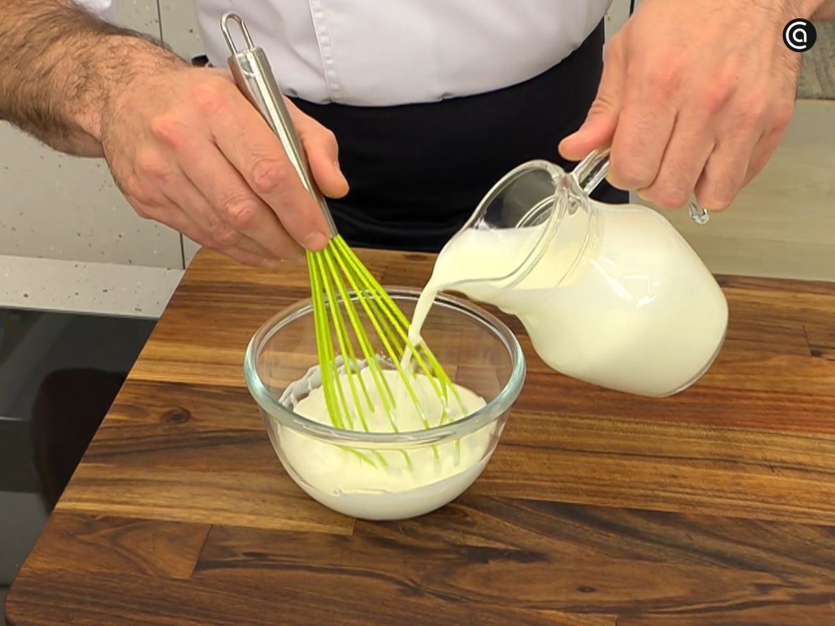 Mezcla la nata con el yogur griego para hacer la crema agria