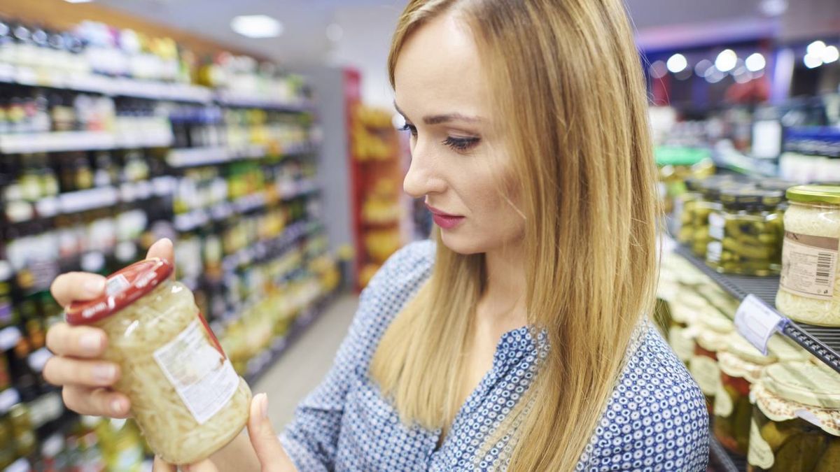 Comprobar la fecha de los productos es clave para garantizar la seguridad alimentaria.