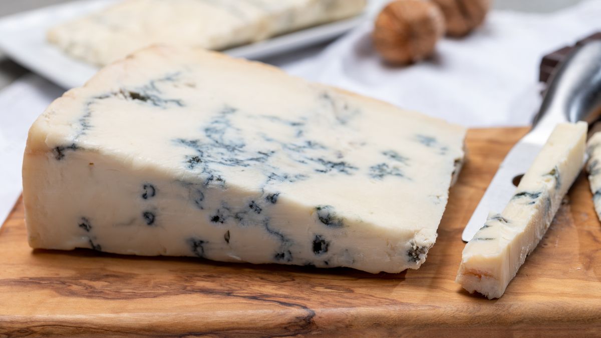 El queso azul se debe guardar por separado de otros quesos