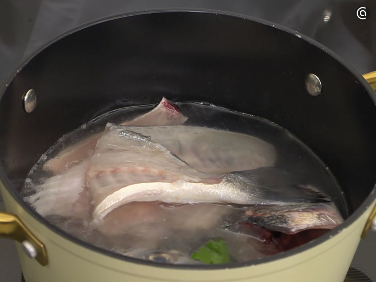 Aprovecha las espinas y las cabezas de la dorada para hacer un caldo de pescado