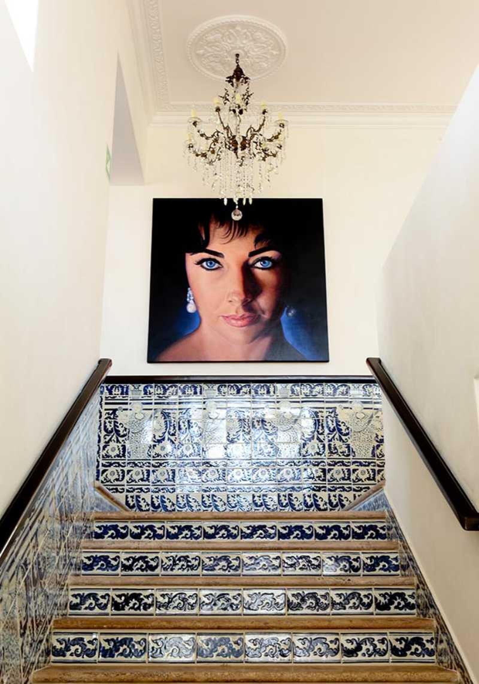 Retrato de Elizabeth Taylor en las escaleras principales de la Casa Kimberly.. Retrato de Elizabeth Taylor en las escaleras principales de la Casa Kimberly..