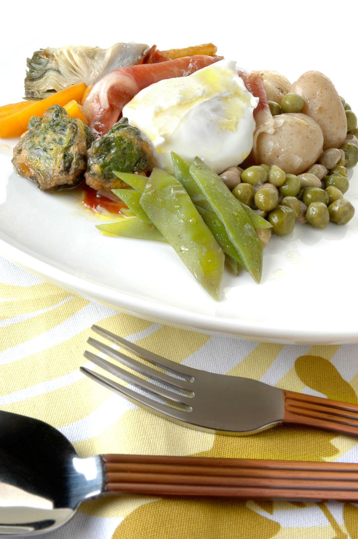 Menestra de primavera con huevo escalfado