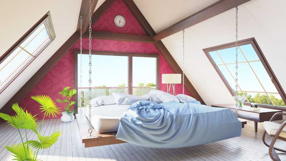 Dormitorio en buhardilla con pared rosa arándano.