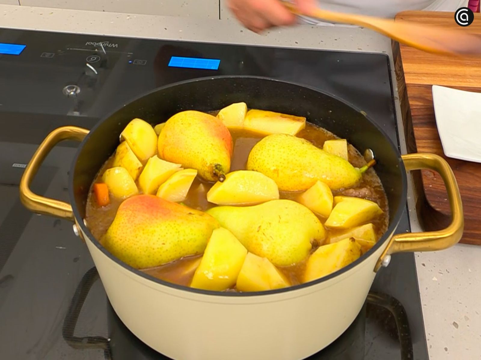 Corta las patatas cascándolas y añade las peras enteras con piel Corta las patatas cascándolas y añade las peras enteras con piel