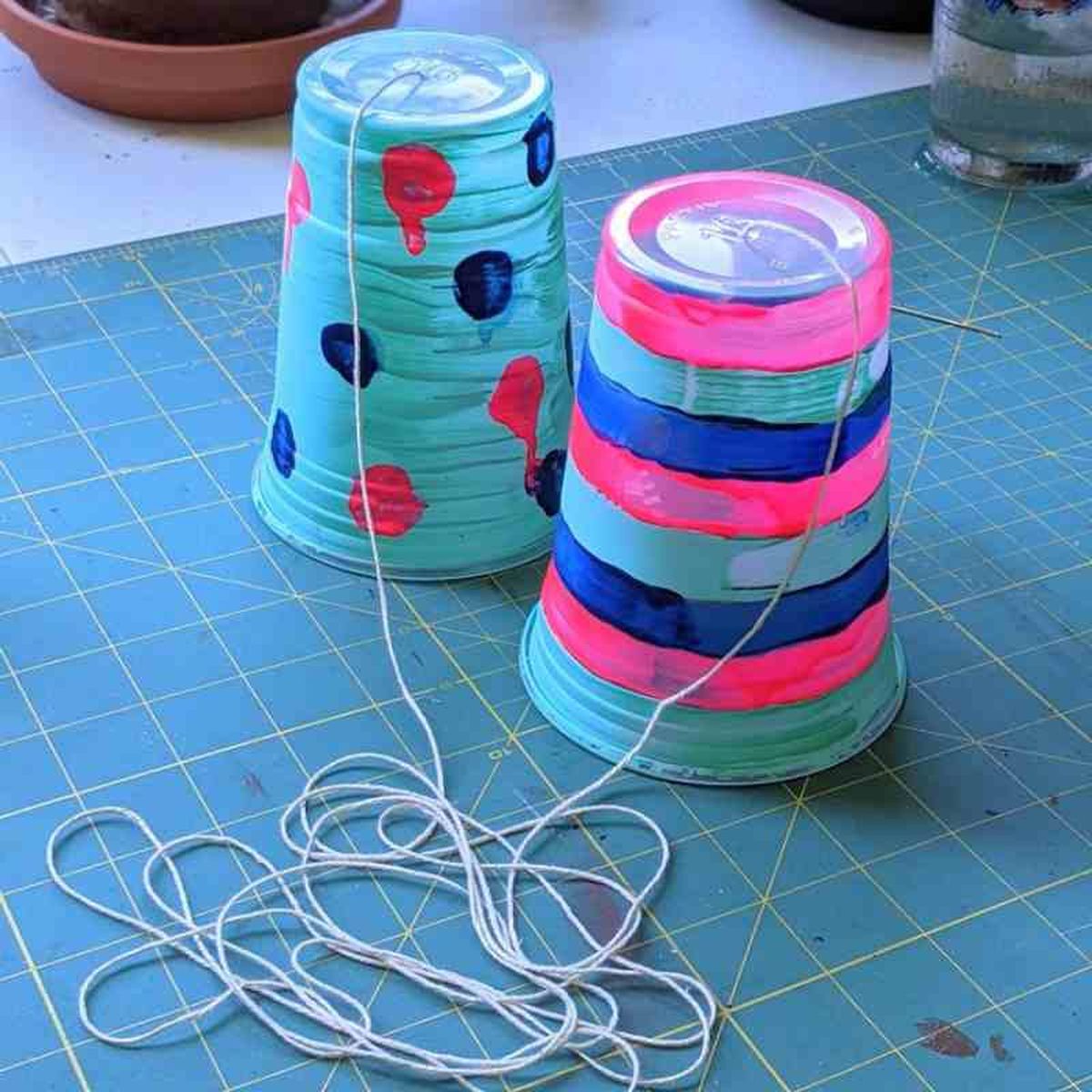Teléfono casero con vasos de plástico / Pinterest