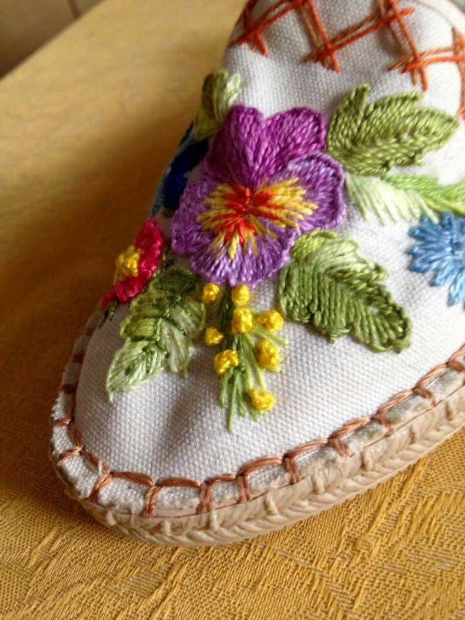 Alpargatas bordadas a mano, con flores amarillas hechas con nudo francés.
