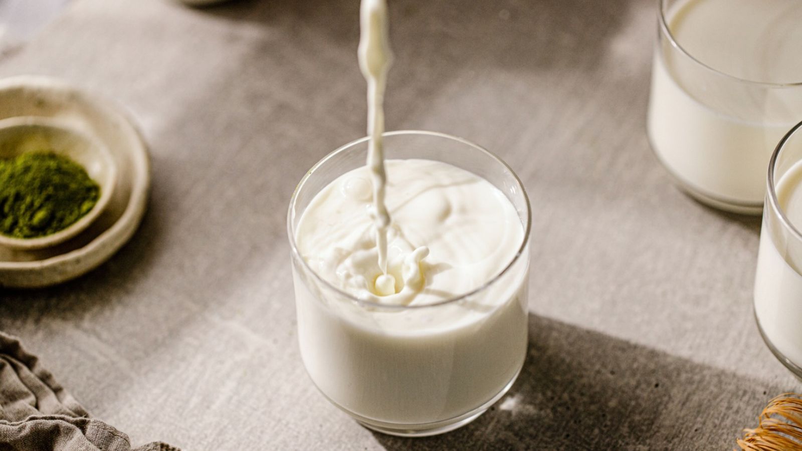 Descubre qué es la leche evaporada y cuándo puede sustituir a la nata