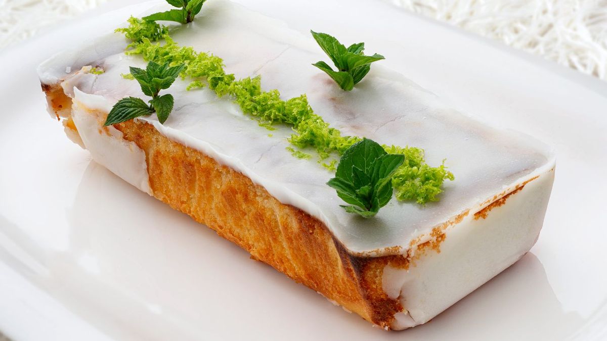 El glaseado de limón da al pastel humedad, textura y un extra de sabor