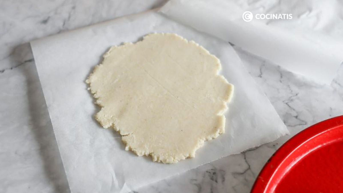 Estiramos las bolitas de masa de tortillas de maíz